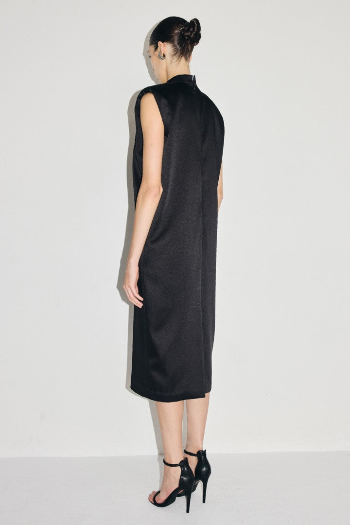 VICKTEERUT Sleeveless Tuxedo Bib Shift Dress with Detachable Bow เดรสแขนกุด ตีเกล็ด ปกทักซีโด พร้อมโบว์ถอดออกได้