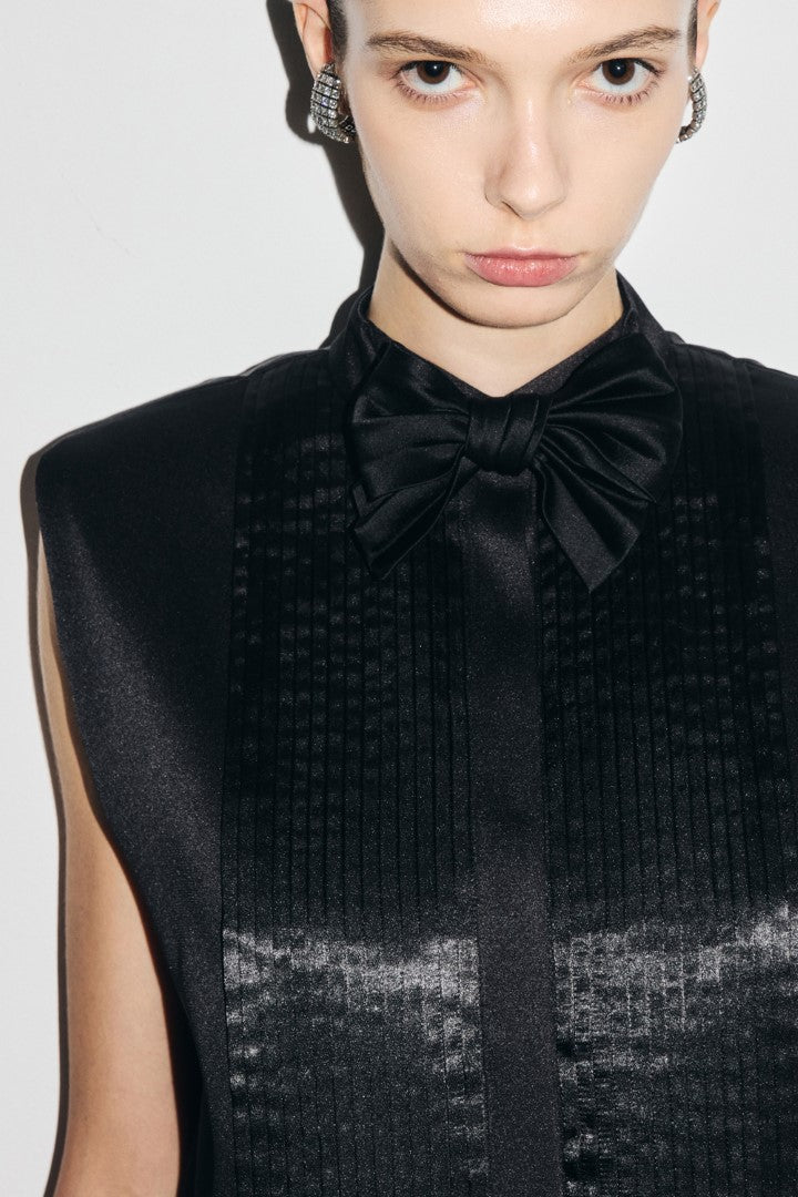 VICKTEERUT Sleeveless Tuxedo Bib Shift Dress with Detachable Bow เดรสแขนกุด ตีเกล็ด ปกทักซีโด พร้อมโบว์ถอดออกได้