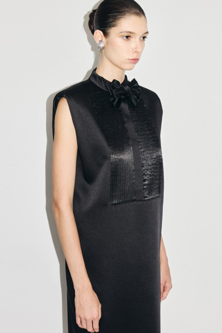 VICKTEERUT Sleeveless Tuxedo Bib Shift Dress with Detachable Bow เดรสแขนกุด ตีเกล็ด ปกทักซีโด พร้อมโบว์ถอดออกได้