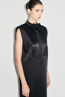 VICKTEERUT Sleeveless Tuxedo Bib Shift Dress with Detachable Bow เดรสแขนกุด ตีเกล็ด ปกทักซีโด พร้อมโบว์ถอดออกได้