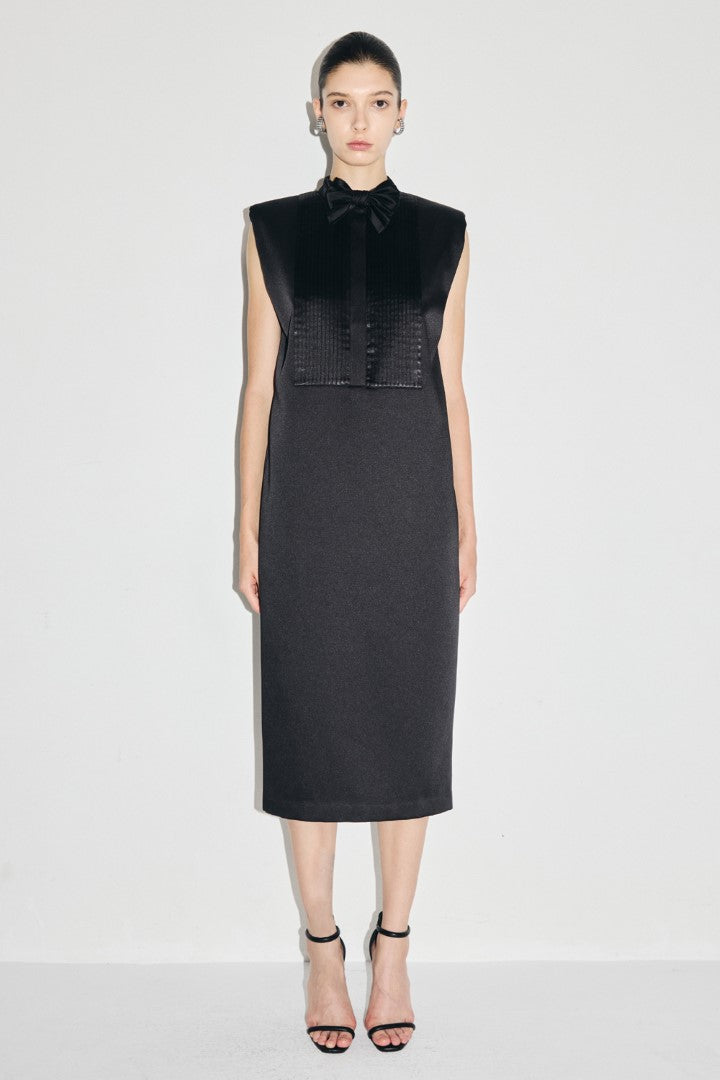 VICKTEERUT Sleeveless Tuxedo Bib Shift Dress with Detachable Bow เดรสแขนกุด ตีเกล็ด ปกทักซีโด พร้อมโบว์ถอดออกได้