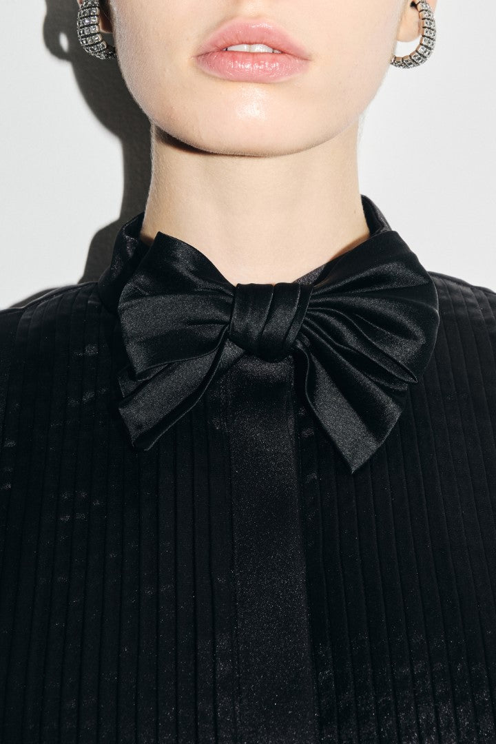 VICKTEERUT Sleeveless Tuxedo Bib Shift Dress with Detachable Bow เดรสแขนกุด ตีเกล็ด ปกทักซีโด พร้อมโบว์ถอดออกได้