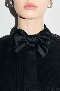 VICKTEERUT Sleeveless Tuxedo Bib Shift Dress with Detachable Bow เดรสแขนกุด ตีเกล็ด ปกทักซีโด พร้อมโบว์ถอดออกได้
