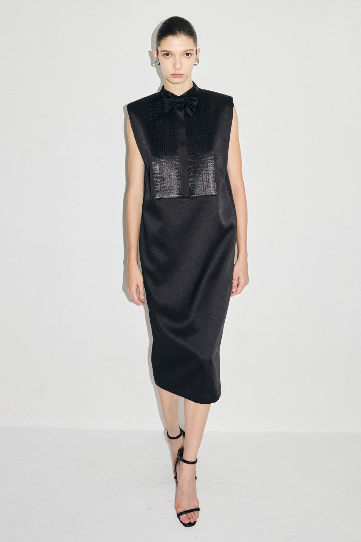 VICKTEERUT Sleeveless Tuxedo Bib Shift Dress with Detachable Bow เดรสแขนกุด ตีเกล็ด ปกทักซีโด พร้อมโบว์ถอดออกได้