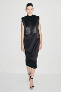 VICKTEERUT Sleeveless Tuxedo Bib Shift Dress with Detachable Bow เดรสแขนกุด ตีเกล็ด ปกทักซีโด พร้อมโบว์ถอดออกได้