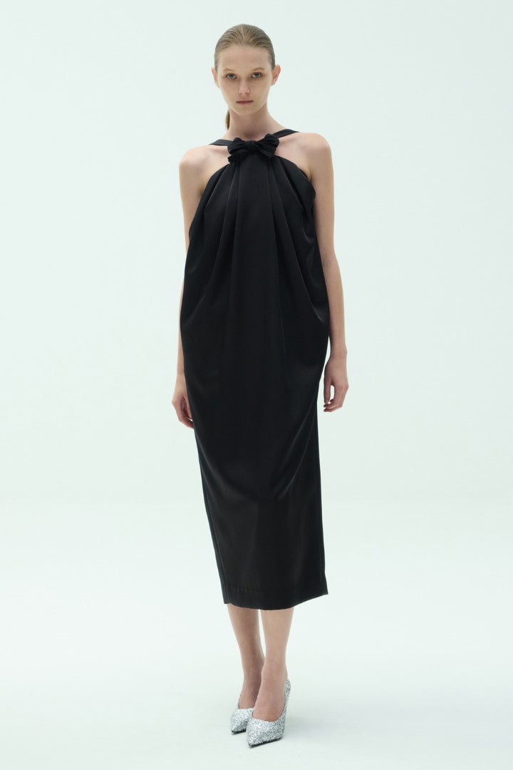 VICKTEERUT Halter Neck Cocoon Dress with Bow Detail เดรสคล้องคอ เดรสมิดิ ตกแต่งโบว์