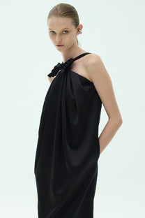VICKTEERUT Halter Neck Cocoon Dress with Bow Detail เดรสคล้องคอ เดรสมิดิ ตกแต่งโบว์
