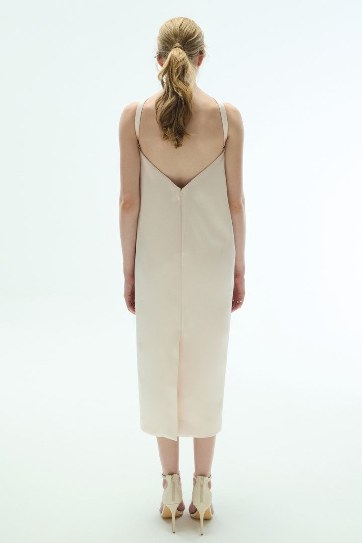 VICKTEERUT Halter Neck Cocoon Dress with Bow Detail เดรสคล้องคอ เดรสมิดิ ตกแต่งโบว์