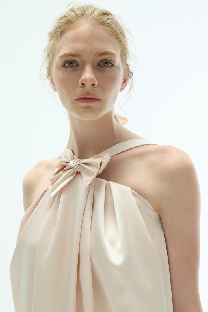 VICKTEERUT Halter Neck Cocoon Dress with Bow Detail เดรสคล้องคอ เดรสมิดิ ตกแต่งโบว์