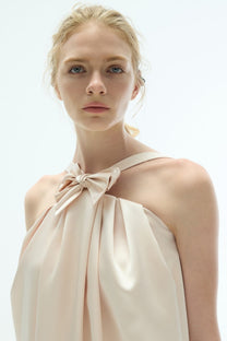 VICKTEERUT Halter Neck Cocoon Dress with Bow Detail เดรสคล้องคอ เดรสมิดิ ตกแต่งโบว์