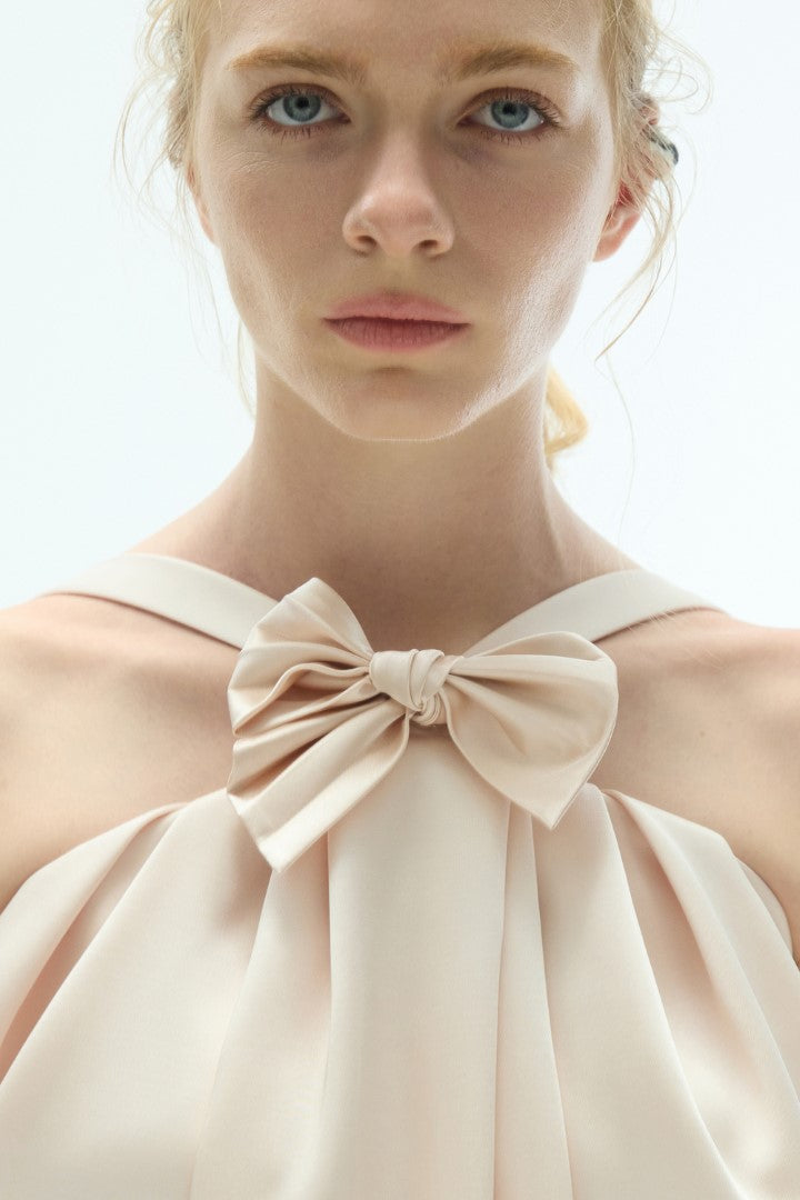 VICKTEERUT Halter Neck Cocoon Dress with Bow Detail เดรสคล้องคอ เดรสมิดิ ตกแต่งโบว์