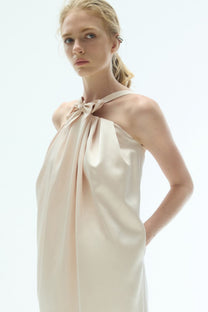 VICKTEERUT Halter Neck Cocoon Dress with Bow Detail เดรสคล้องคอ เดรสมิดิ ตกแต่งโบว์