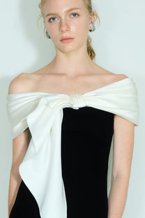 VICKTEERUT Off Shoulder Drape Column Gown เดรสยาว เปิดไหล่ ตัดต่อผ้าสีขาวดำ