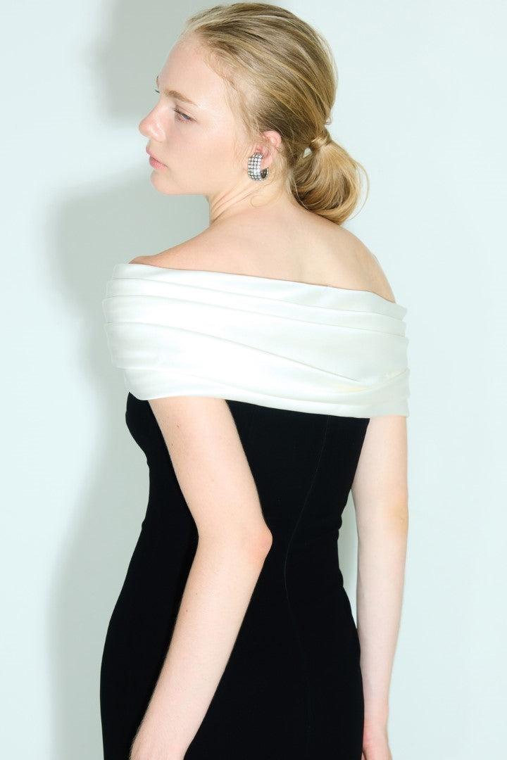VICKTEERUT Off Shoulder Drape Column Gown เดรสยาว เปิดไหล่ ตัดต่อผ้าสีขาวดำ