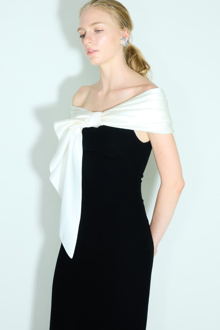 VICKTEERUT Off Shoulder Drape Column Gown เดรสยาว เปิดไหล่ ตัดต่อผ้าสีขาวดำ