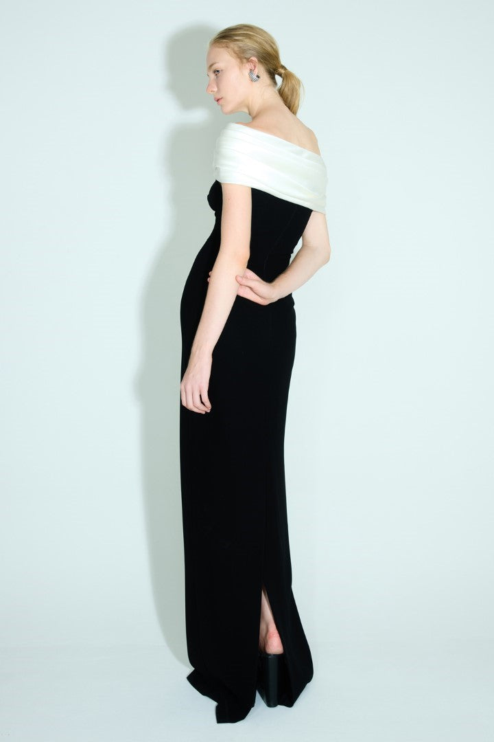 VICKTEERUT Off Shoulder Drape Column Gown เดรสยาว เปิดไหล่ ตัดต่อผ้าสีขาวดำ