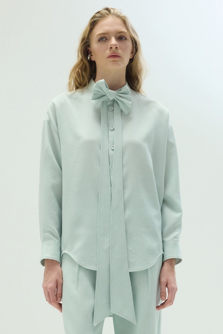 VICKTEERUT Oversized Long Sleeve Blouse with Bow Detail เสื้อแขนยาว ทรงโอเวอร์ไซส์ ตกแต่งโบว์