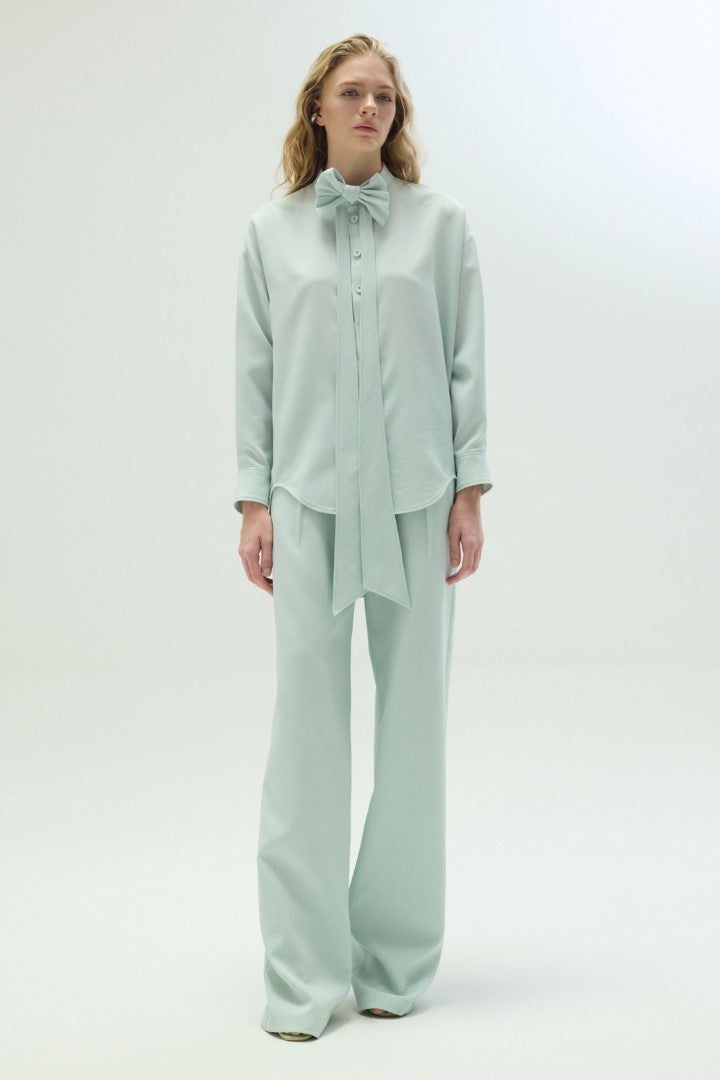 VICKTEERUT Oversized Long Sleeve Blouse with Bow Detail เสื้อแขนยาว ทรงโอเวอร์ไซส์ ตกแต่งโบว์