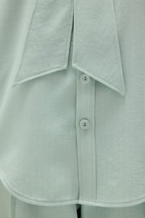 VICKTEERUT Oversized Long Sleeve Blouse with Bow Detail เสื้อแขนยาว ทรงโอเวอร์ไซส์ ตกแต่งโบว์