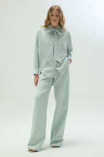 VICKTEERUT Oversized Long Sleeve Blouse with Bow Detail เสื้อแขนยาว ทรงโอเวอร์ไซส์ ตกแต่งโบว์