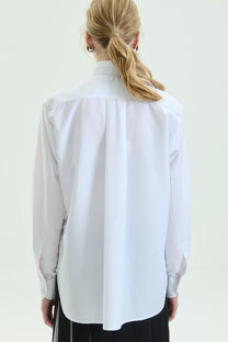VICKTEERUT Oversized Tuxedo Bib Shirt with Detachable Bow เสื้อเชิ้ต แขนยาว ปกทักซีโด ทรงโอเวอร์ไซส์ ตกแต่งโบว์ถอดออกได้