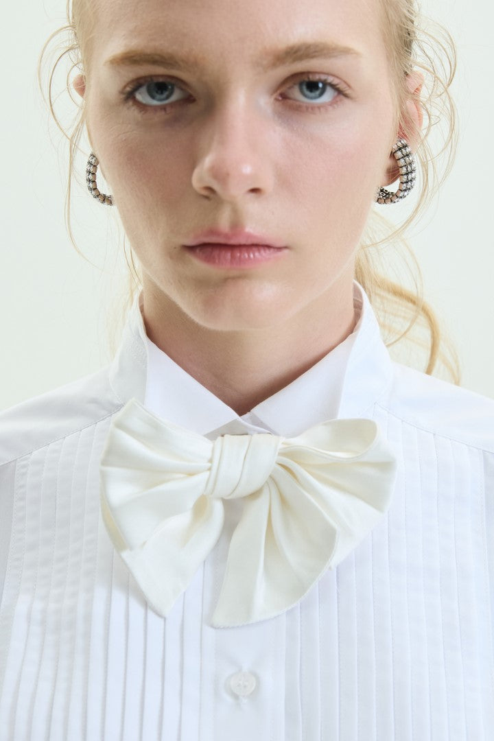 VICKTEERUT Oversized Tuxedo Bib Shirt with Detachable Bow เสื้อเชิ้ต แขนยาว ปกทักซีโด ทรงโอเวอร์ไซส์ ตกแต่งโบว์ถอดออกได้