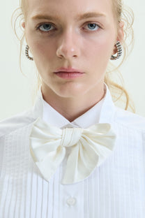 VICKTEERUT Oversized Tuxedo Bib Shirt with Detachable Bow เสื้อเชิ้ต แขนยาว ปกทักซีโด ทรงโอเวอร์ไซส์ ตกแต่งโบว์ถอดออกได้