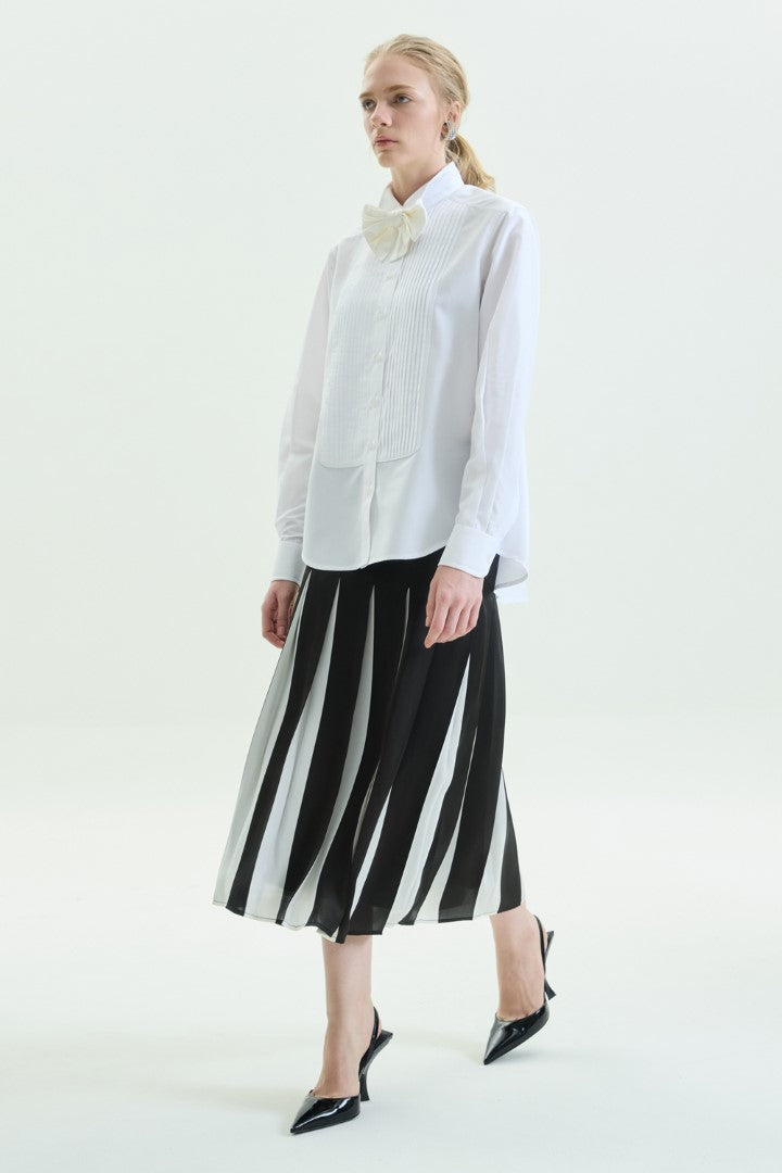VICKTEERUT Oversized Tuxedo Bib Shirt with Detachable Bow เสื้อเชิ้ต แขนยาว ปกทักซีโด ทรงโอเวอร์ไซส์ ตกแต่งโบว์ถอดออกได้