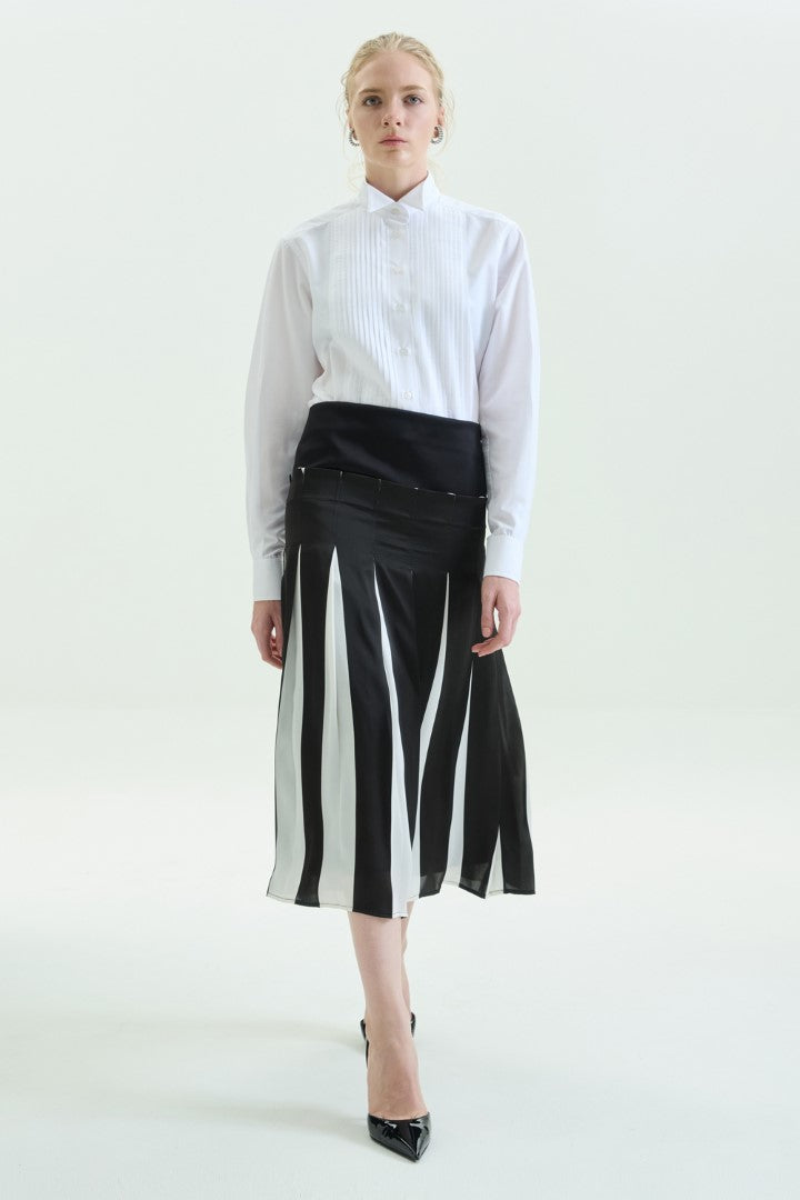VICKTEERUT Oversized Tuxedo Bib Shirt with Detachable Bow เสื้อเชิ้ต แขนยาว ปกทักซีโด ทรงโอเวอร์ไซส์ ตกแต่งโบว์ถอดออกได้