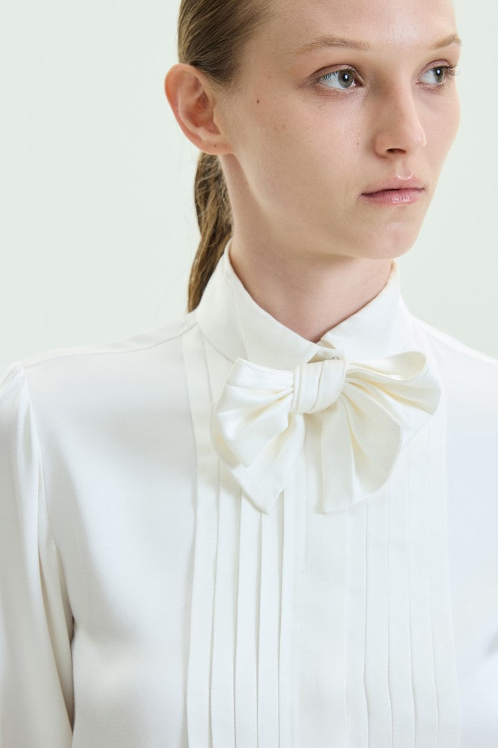 VICKTEERUT Long Sleeve Tuxedo Bib Shirt with Detachable Bow เสื้อเชิ้ต แขนยาว ปกทักซีโด ตกแต่งโบว์ถอดออกได้