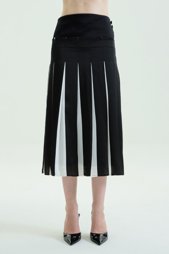 VICKTEERUT Pleated Midi Skirt กระโปรงจีบ สีขาวดำ