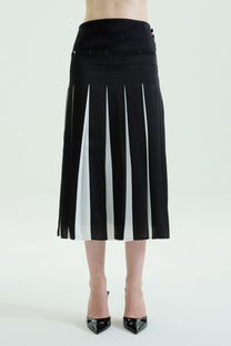 VICKTEERUT Pleated Midi Skirt กระโปรงจีบ สีขาวดำ