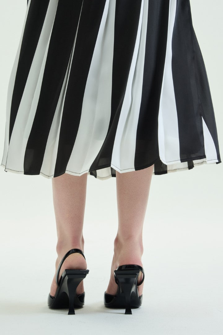 VICKTEERUT Pleated Midi Skirt กระโปรงจีบ สีขาวดำ