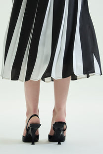 VICKTEERUT Pleated Midi Skirt กระโปรงจีบ สีขาวดำ