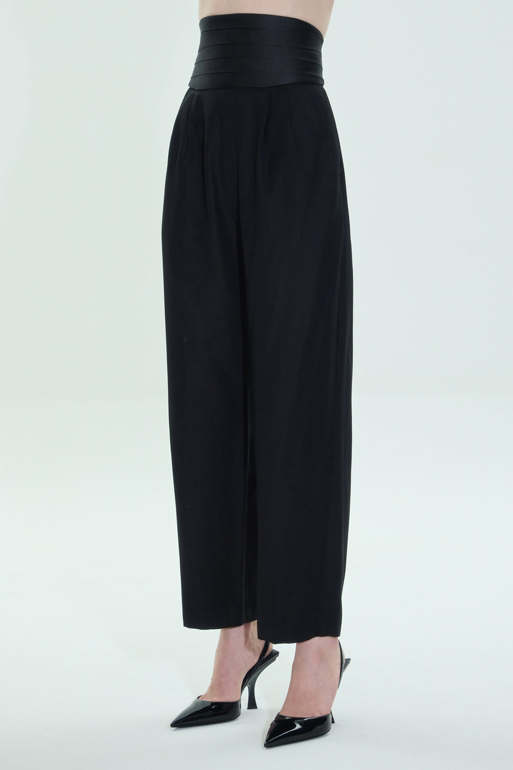 VICKTEERUT Front-Pleated Trousers with Detachable Cummerbund กางเกงขายาวจีบหน้า หร้อมขอบเอวตีเกล็ดถอดออกได้