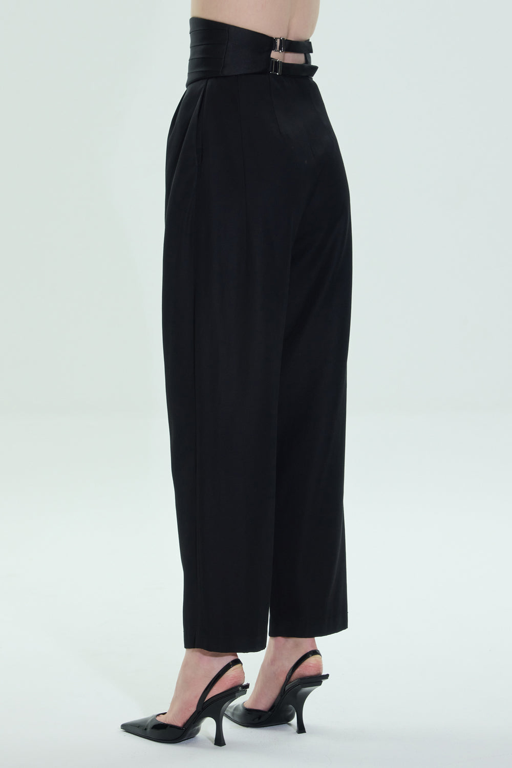 VICKTEERUT Front-Pleated Trousers with Detachable Cummerbund กางเกงขายาวจีบหน้า หร้อมขอบเอวตีเกล็ดถอดออกได้
