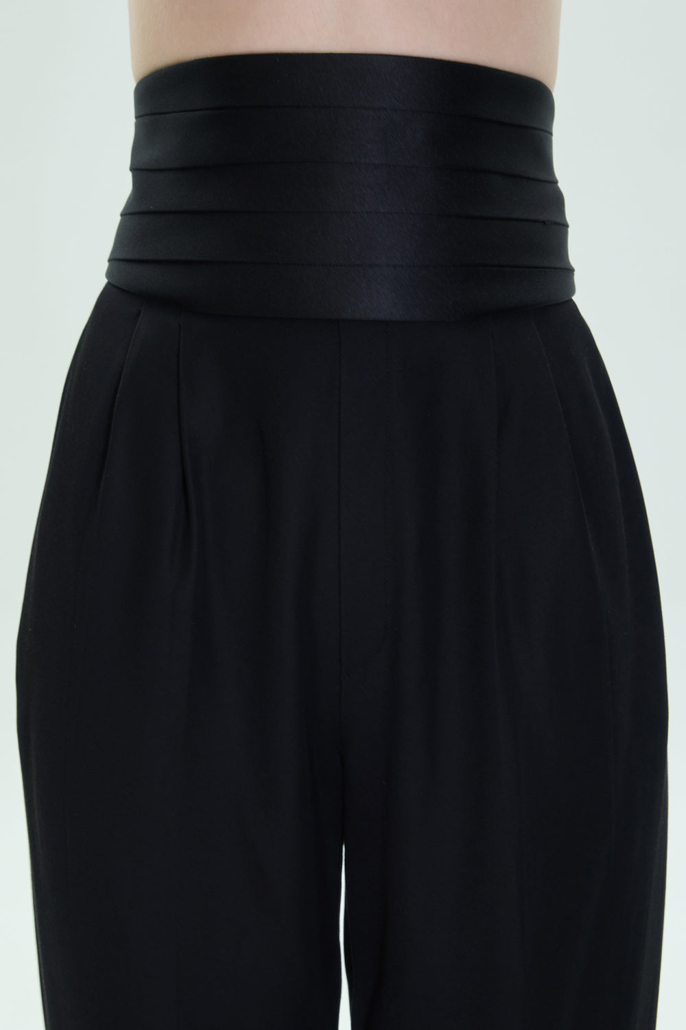VICKTEERUT Front-Pleated Trousers with Detachable Cummerbund กางเกงขายาวจีบหน้า หร้อมขอบเอวตีเกล็ดถอดออกได้