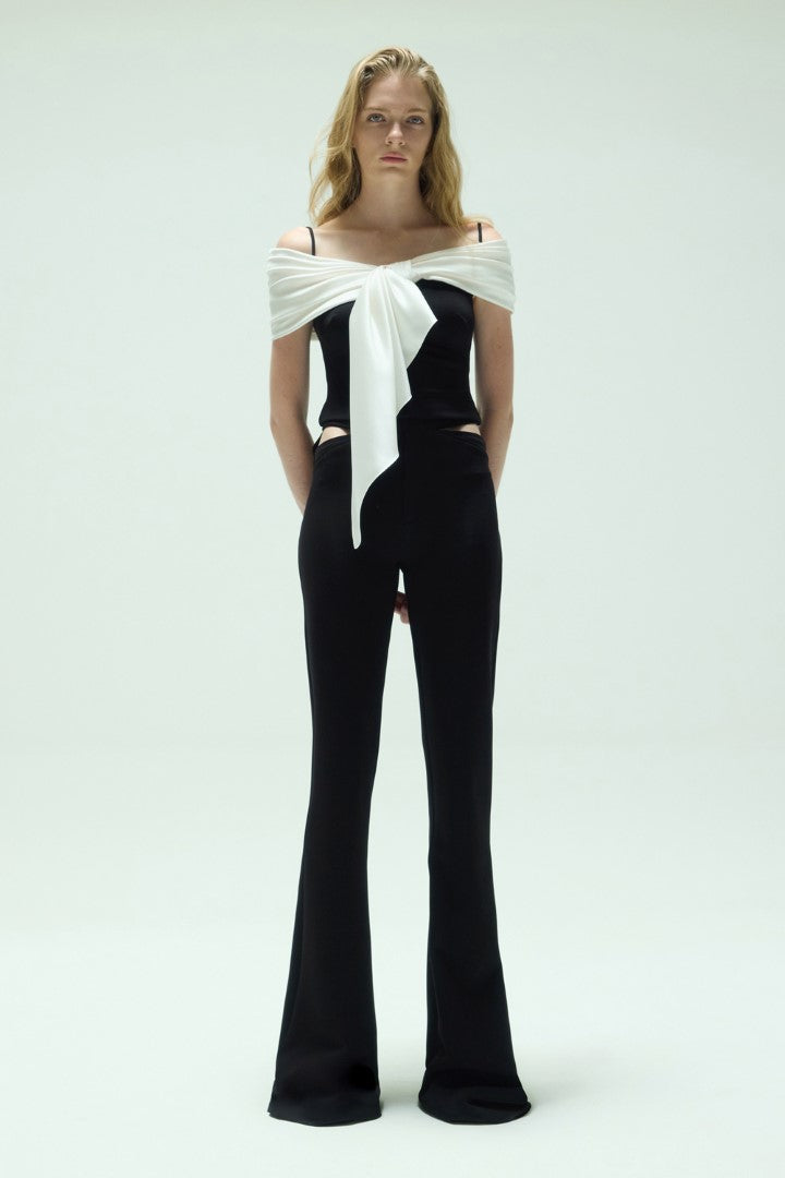 VICKTEERUT Bootcut Trousers with Cut-Out Detail กางเกงขาบาน ตกแต่งดีเทลคัตเอาท์