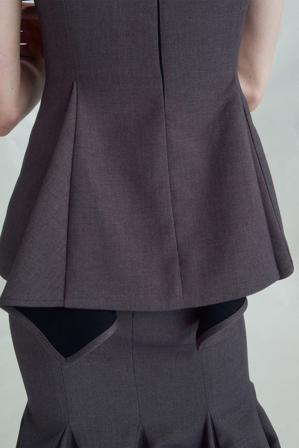 VICKTEERUT Origami-Fold Spaghetti Strap Blouse เสื้อสายเดี่ยว ตกแต่งดีเทลโอริกามิ