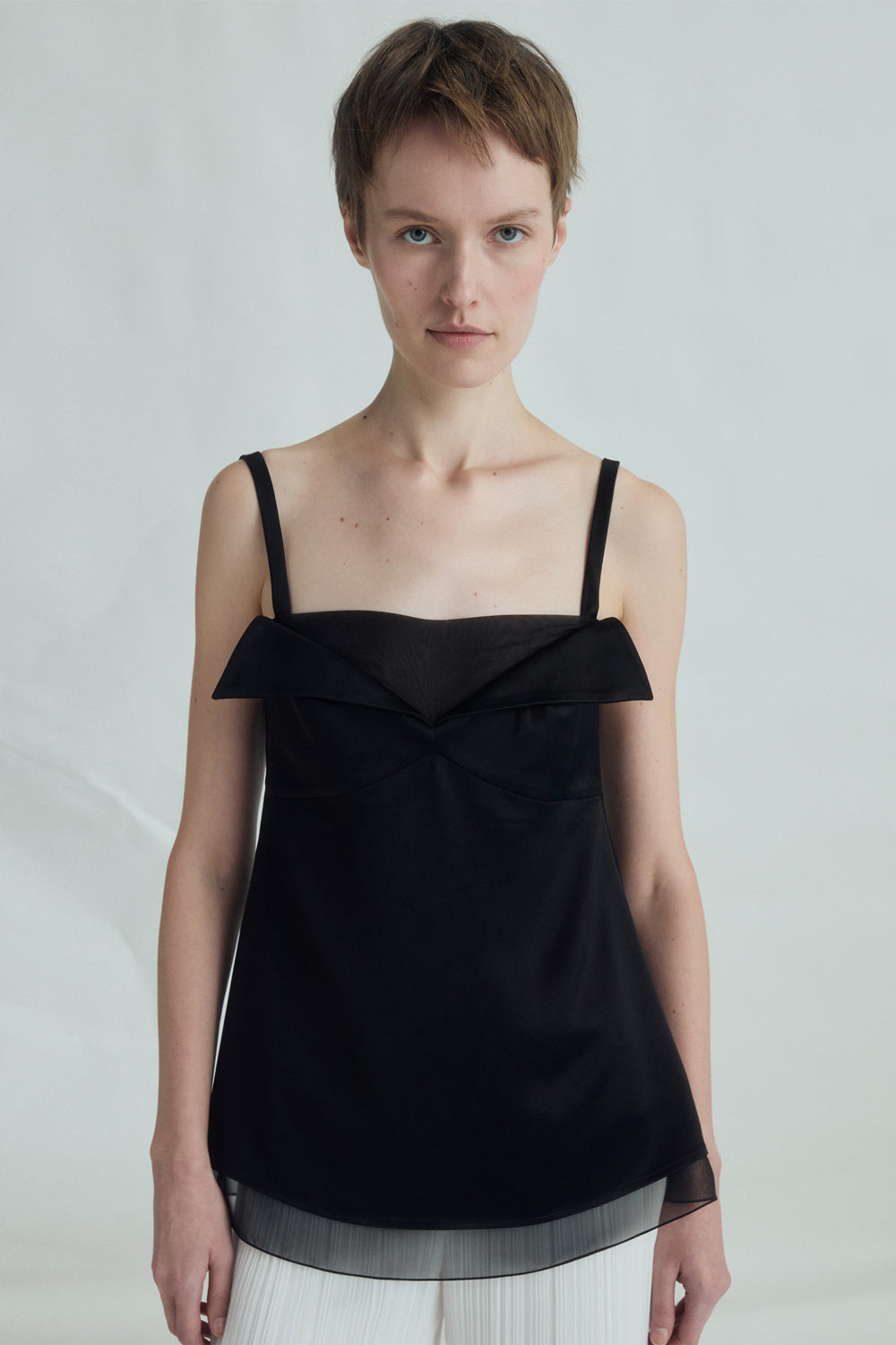 VICKTEERUT Origami-Fold Spaghetti Strap Blouse เสื้อสายเดี่ยว ตกแต่งดีเทลโอริกามิ