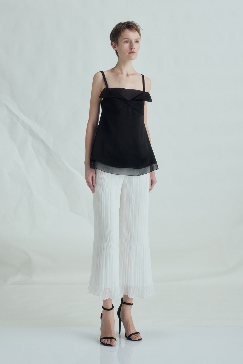 VICKTEERUT Origami-Fold Spaghetti Strap Blouse เสื้อสายเดี่ยว ตกแต่งดีเทลโอริกามิ