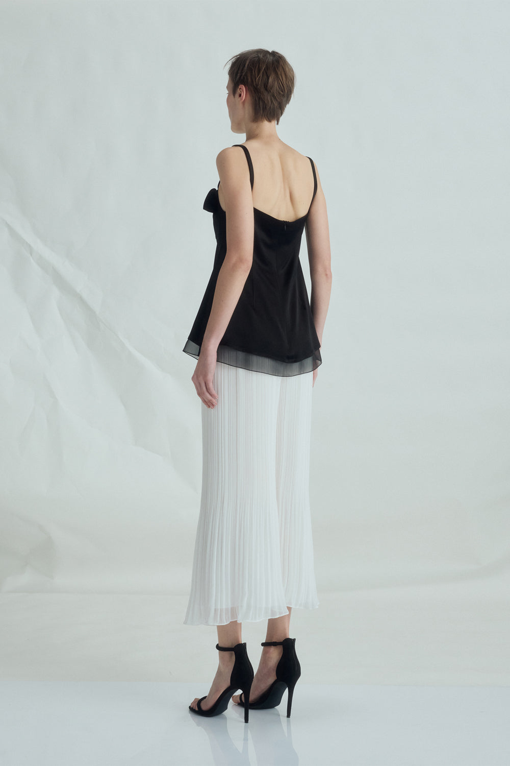 VICKTEERUT Origami-Fold Spaghetti Strap Blouse เสื้อสายเดี่ยว ตกแต่งดีเทลโอริกามิ