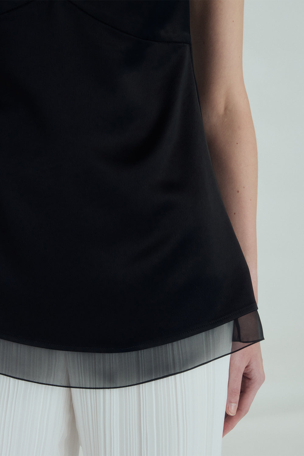 VICKTEERUT Origami-Fold Spaghetti Strap Blouse เสื้อสายเดี่ยว ตกแต่งดีเทลโอริกามิ