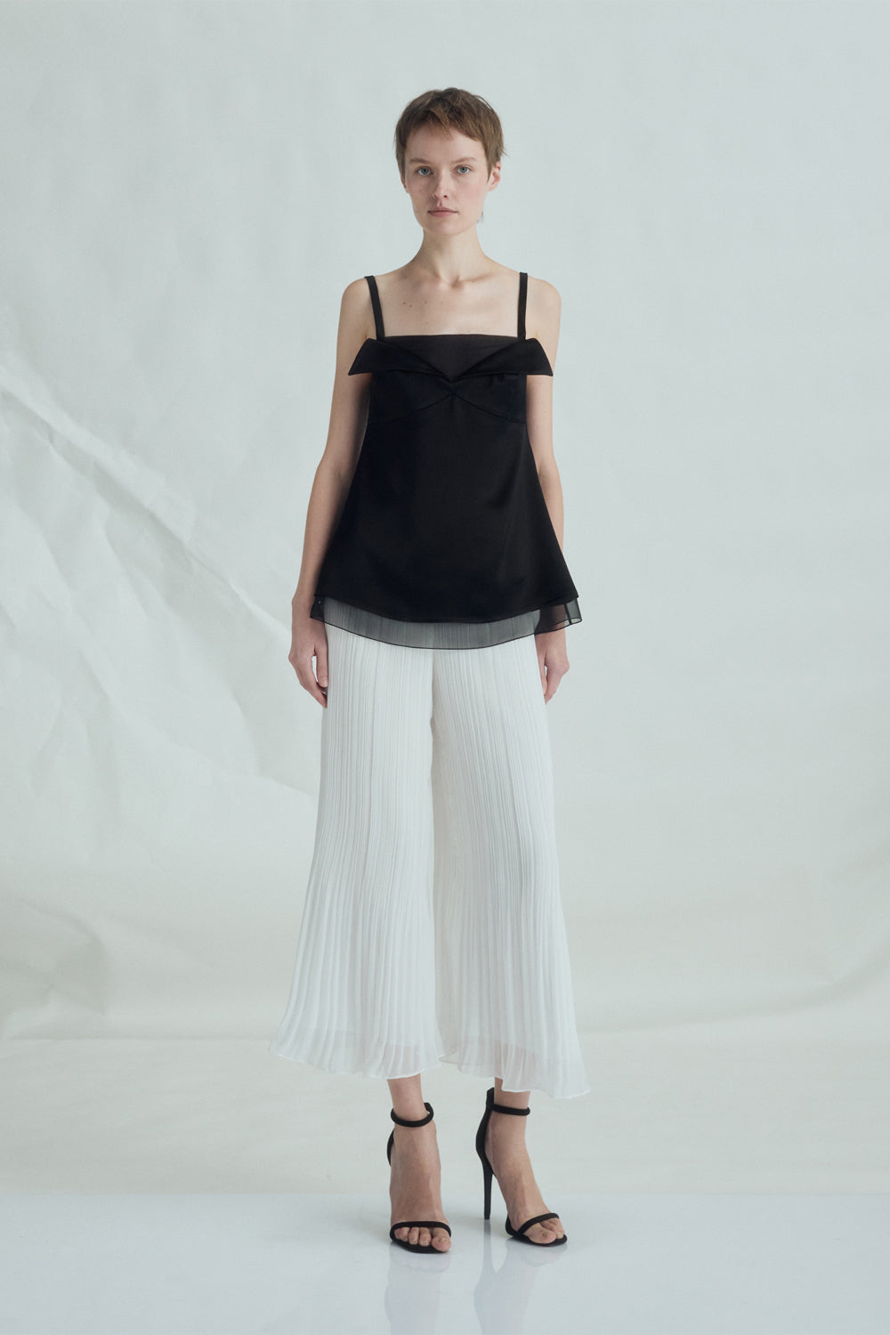 VICKTEERUT Origami-Fold Spaghetti Strap Blouse เสื้อสายเดี่ยว ตกแต่งดีเทลโอริกามิ