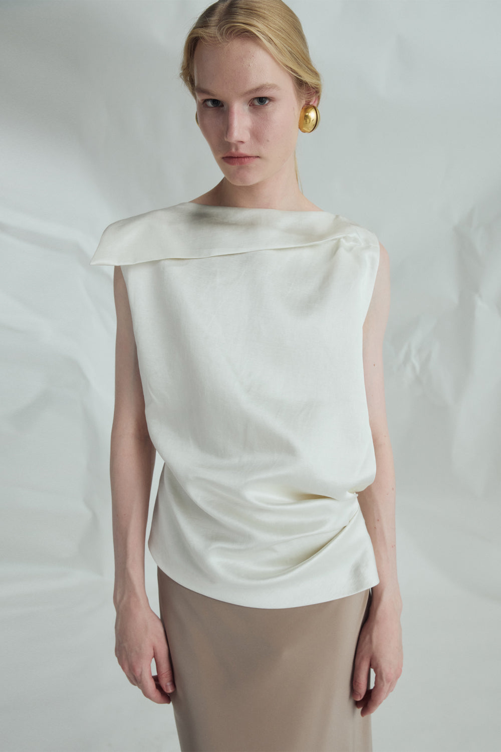 VICKTEERUT Folded-Neckline Sleeveless Blouse เสื้อแขนกุด ปกพับ จับเดรป