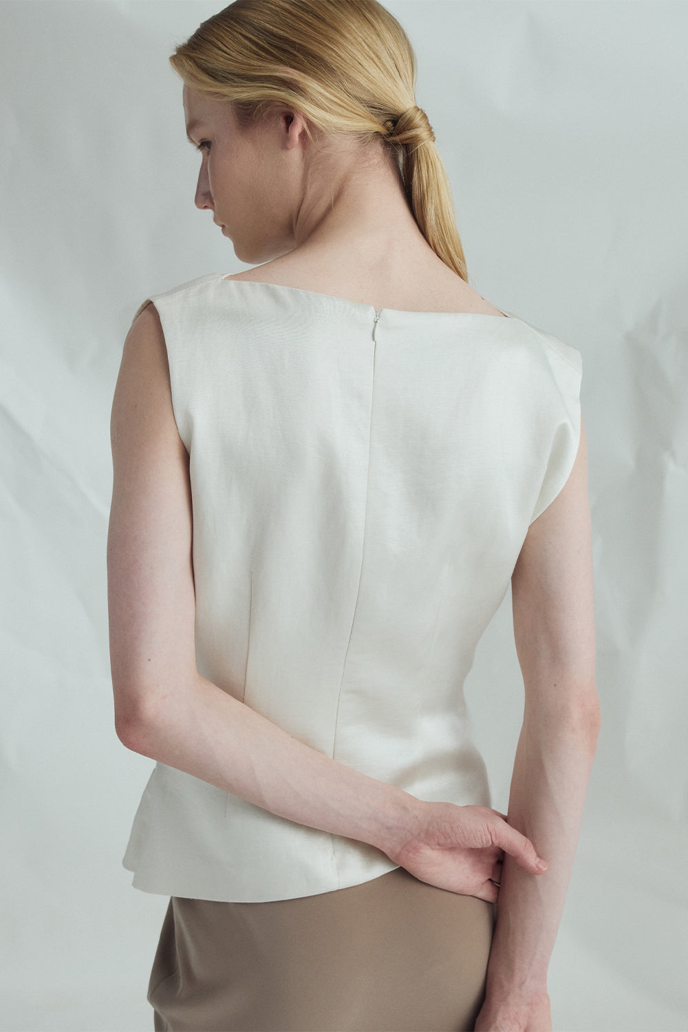 VICKTEERUT Folded-Neckline Sleeveless Blouse เสื้อแขนกุด ปกพับ จับเดรป