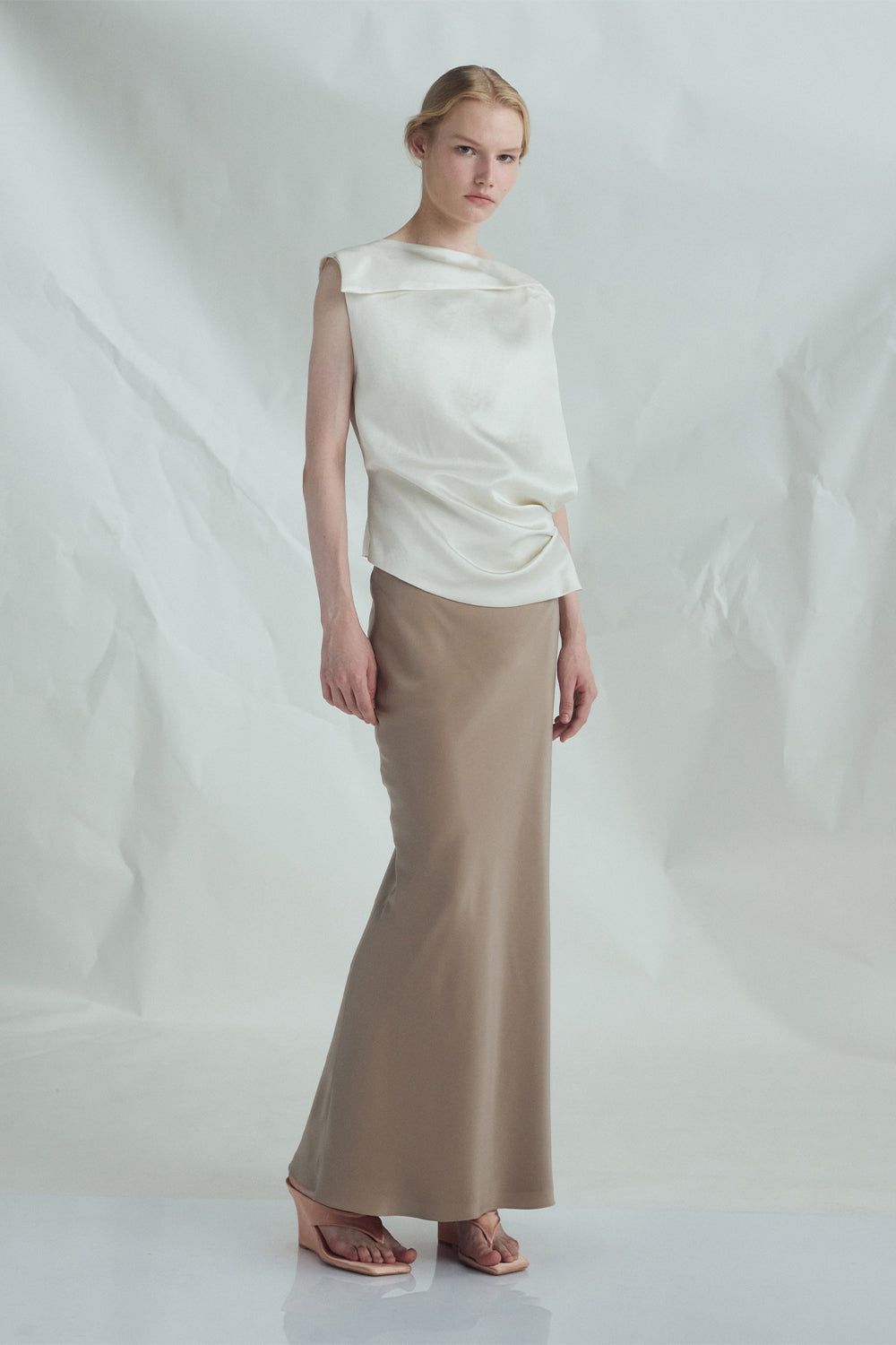 VICKTEERUT Folded-Neckline Sleeveless Blouse เสื้อแขนกุด ปกพับ จับเดรป