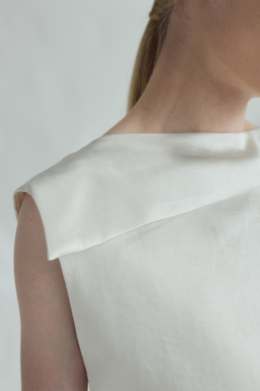 VICKTEERUT Folded-Neckline Sleeveless Blouse เสื้อแขนกุด ปกพับ จับเดรป