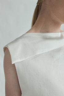 VICKTEERUT Folded-Neckline Sleeveless Blouse เสื้อแขนกุด ปกพับ จับเดรป