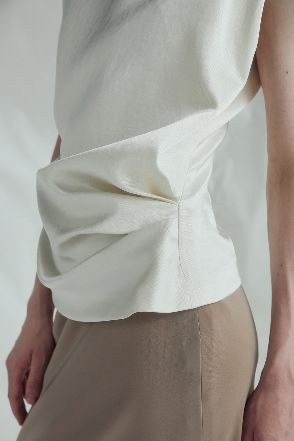 VICKTEERUT Folded-Neckline Sleeveless Blouse เสื้อแขนกุด ปกพับ จับเดรป